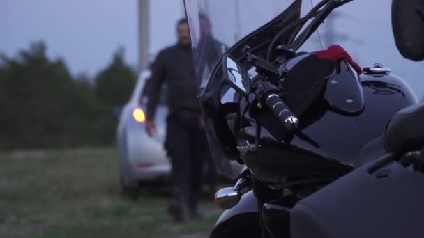 Biker przejdź do motocykla w niewyraźne tło — Wideo stockowe