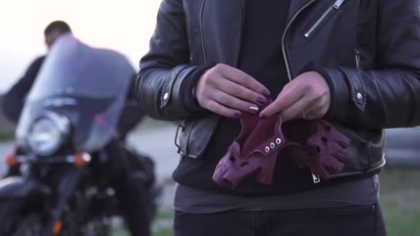 Femme mettre sur les mains les gants en cuir motard — Video