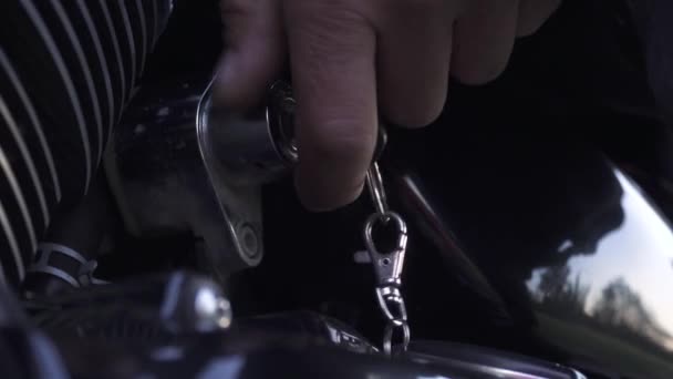 Klíč zapalování v motocyklu — Stock video