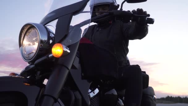 Motocycliste Commencer Moto Cheval Loin Beau Ciel Soirée Arrière Plan — Video