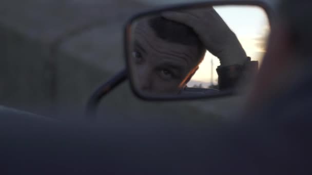 Biker mirando el espejo de la motocicleta, puesta de sol de la noche reflejan en el espejo — Vídeos de Stock