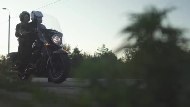 Dívka posadit se na motorce na její přítel — Stock video