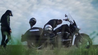 Adama yardım başına motosiklet kask koymak için onun kız arkadaşı