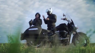 Adama yardım onun kız motosiklet, binmek hazırlanıyor çift kask ile