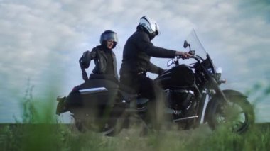 Bisikletçileri birkaç onların motosiklet binmek hazırlanıyor oturup