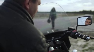 Genç kadın motorcu erkek arkadaşına bisikletle git ve arkasından otur