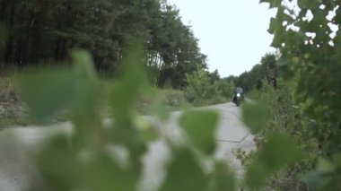 Motorcu oturmak yavaş çekimde motosiklet