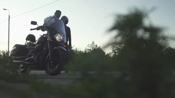 Pareja en motocicleta detenido en la carretera y peleando — Vídeo de stock