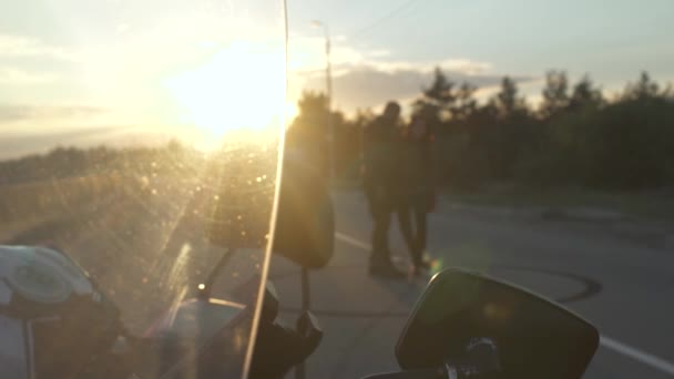 Пара байкеров на фоне заката — стоковое видео