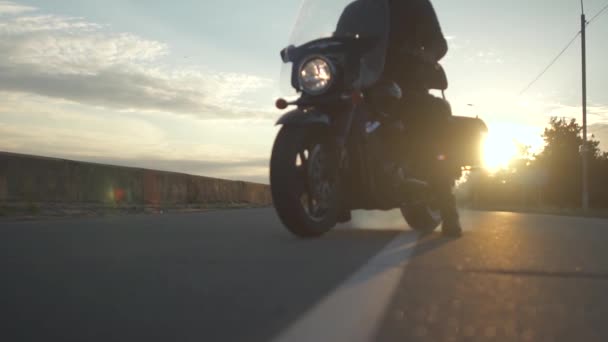 Motociclista creare un sacco di fumo con moto su strada al tramonto, rallentatore — Video Stock