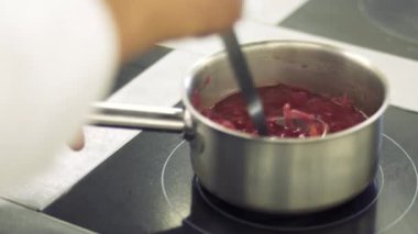 Borsch ocakta kaynar