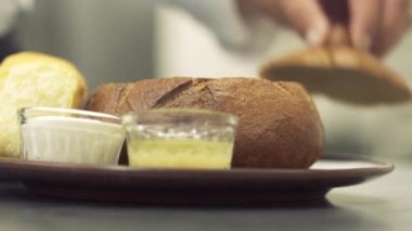 Cook ekmek tepesine koyar ve yemek kesiyor