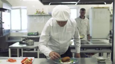 Şef mutfak yemek süslemeleri