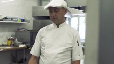 Şef mutfak, hazır yemek kokuyor