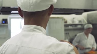 Şef komuta personeli restoran mutfak at