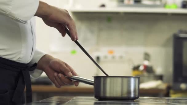 Kuchař Příprava boršč v pánvi na sporáku — Stock video