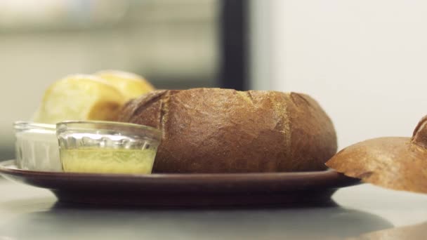 レストランでパンを一斤でボルシチを注いでください。 — ストック動画