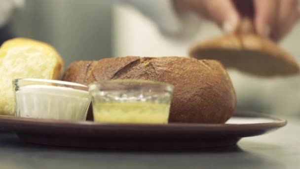 Cuire met dessus du pain et enlève le repas — Video