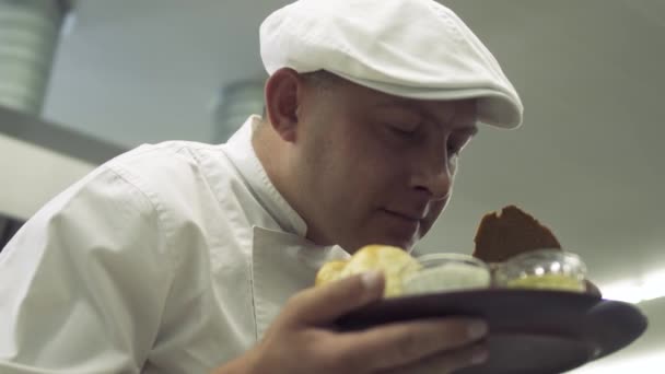 Chef smells prepared dish satisfying of result — Stock Video