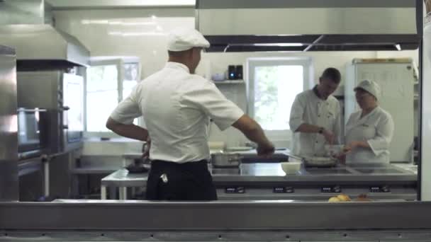 Chef na cozinha dá ordens ao pessoal — Vídeo de Stock