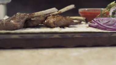 Cook koyar plaka üzerinde kızarmış kaburga hazırlanan