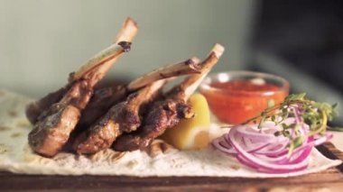 Apettite ahşap tahta üzerinde Pide üzerinde döşeme dekorasyonu ile kaburga kavrulmuş