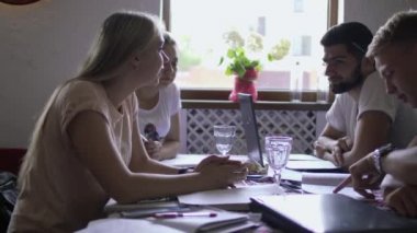 Grup öğrenci birlikte kafede üniversite sınavına hazırlanıyor