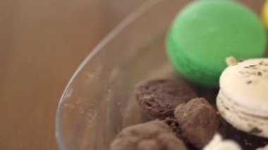 plaka üzerinde renkli macaroons