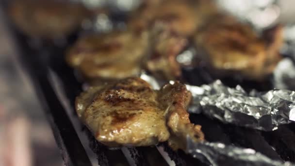 Heerlijke sappige ribben geroosterd op grill — Stockvideo