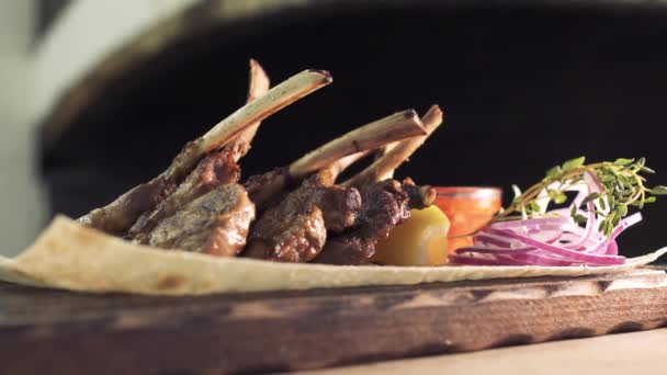 Deliziose costole arrosto con decorazione posa sul bancone del cibo — Video Stock