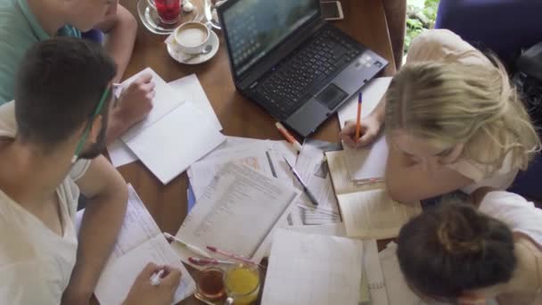 Jóvenes estudiando en la cafetería — Vídeo de stock