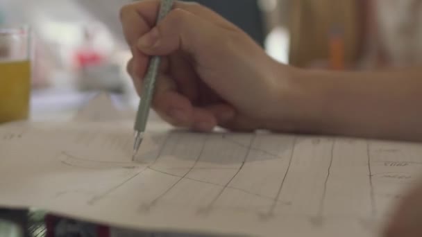 De grafiek is bevestiging met een pen — Stockvideo