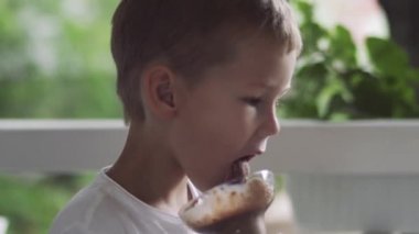 Çocuk dondurma cam yalama