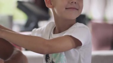 Annem ve babam birbirlerine ellerini almak küçük çocuk yapar