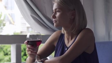 Genç güzel kadın içki şarap Restoran