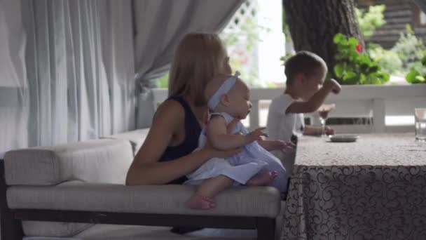 Madre witl niños pequeños en la cafetería — Vídeos de Stock