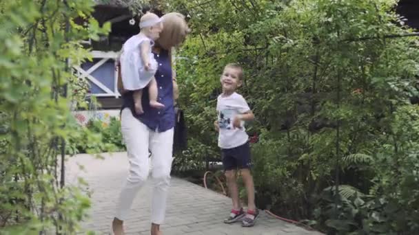 Anne malzeme çantası almak için çalışır ve küçük oğlu oynarken onu izin vermeyin — Stok video