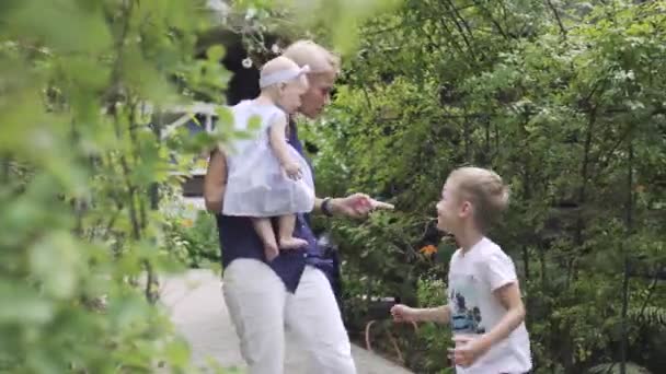 Menino irritante sua mãe — Vídeo de Stock