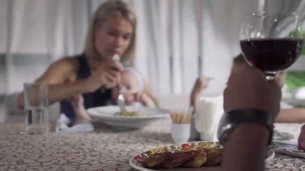 Comer en familia en restaurante — Vídeo de stock