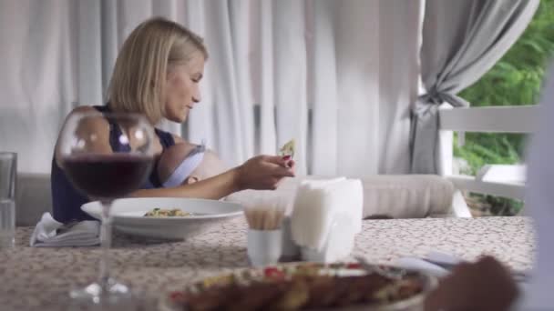 Матері намагається годувати її сина, але він не хоче, щоб з'їсти — стокове відео