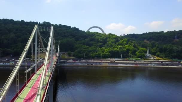 Prachtig uitzicht over de brug over de rivier — Stockvideo