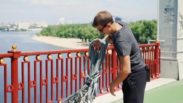 Jumper détend la corde de sécurité — Video