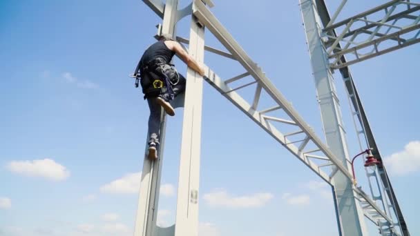 Guy sale sul ponte per un salto — Video Stock