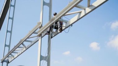 Adam jumper ip köprüde bağlar.