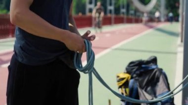 Adam ustalıkla bir düğüm knot