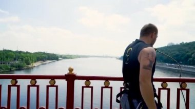 Jumper'ı sigorta atlamak için hazırlar