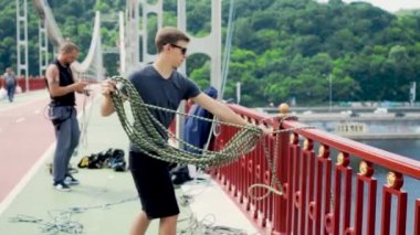 İki adam güvenliğini köprüde Kazaklar için dikkat