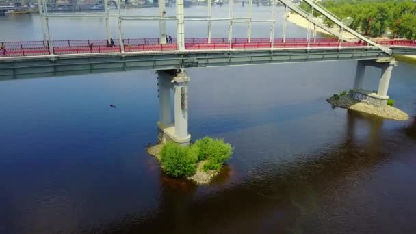 Salta pedras debaixo da ponte — Vídeo de Stock