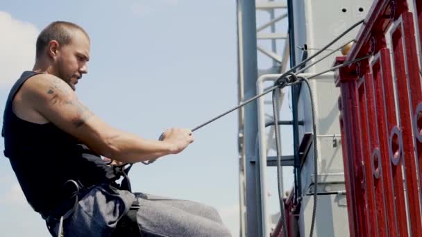 Jonge man op de brug met verzekering — Stockvideo