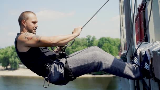 Guy is het testen van verzekeringen op de brug — Stockvideo